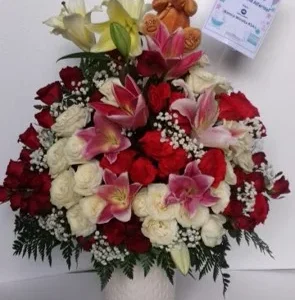 Meja Mawar Merah Putih Lily dan Boneka Krista Florist